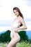 Худенькая и голая на летнем лугу среди трав и ромашек — Anastasia Bella