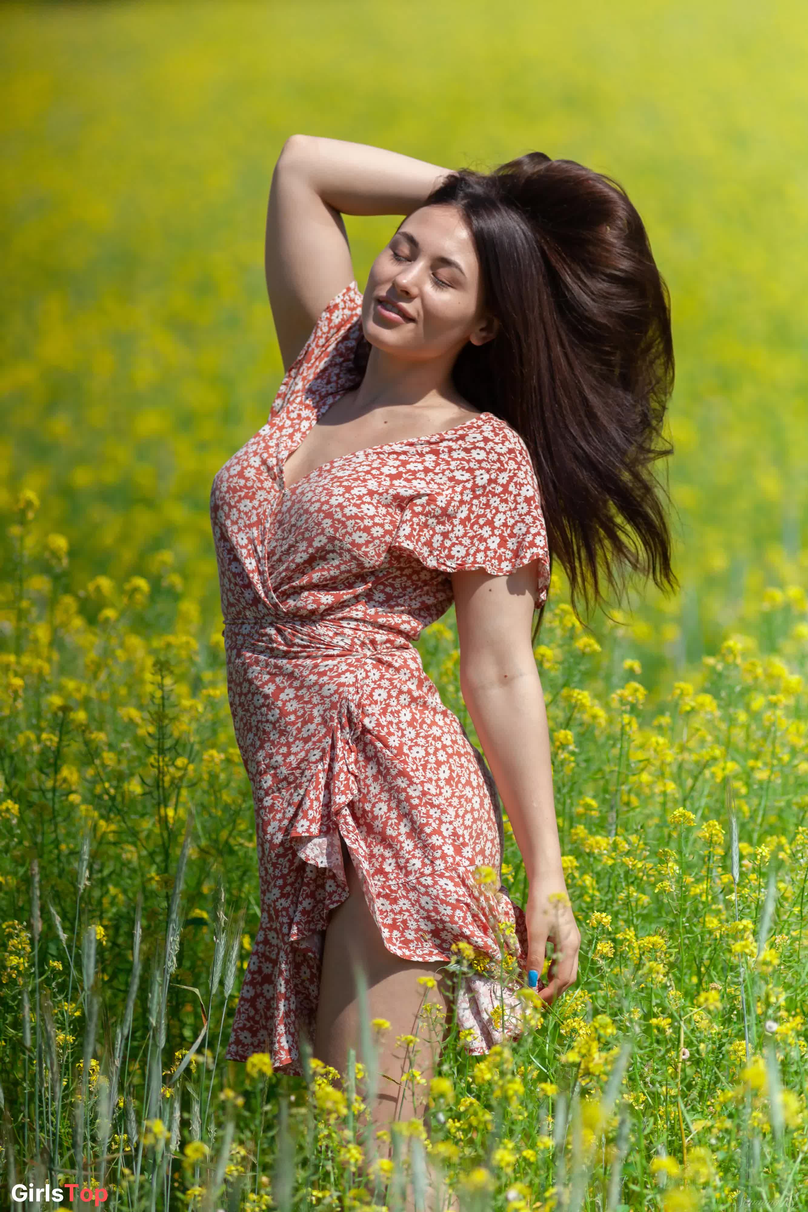 Настоящая деревенская девушка голышом на цветущем лугу — Sumiko A